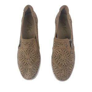 Anne Klein Sport Tan Perforated Loafers Side Zipper Lightweight Size 8.5 M